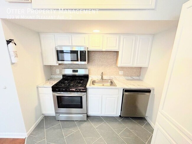 Foto del edificio - 2BR/1BA Sun-drenched Mt. Airy Apt with Sha...
