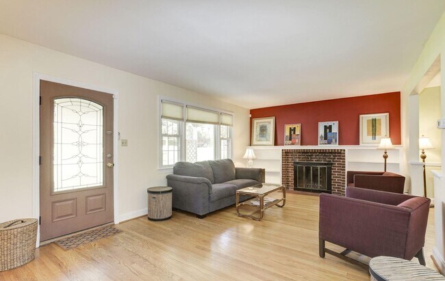 Building Photo - Absolutely Gorgeous Rambler in Great Location!