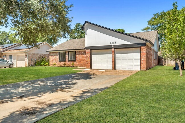 Foto del edificio - 8206 Willow Forest Dr