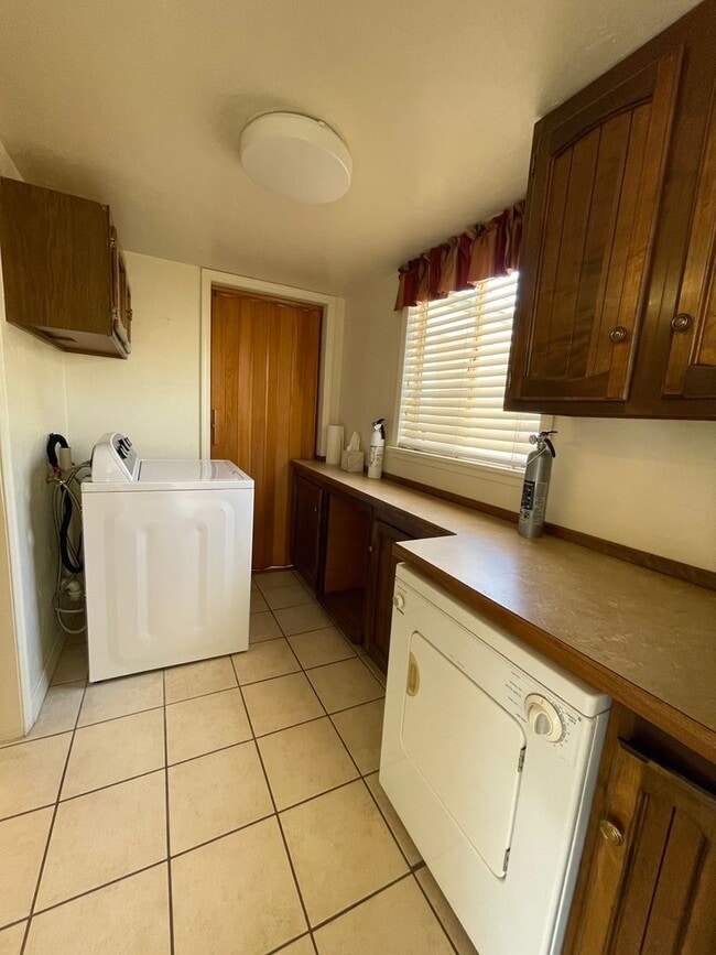 Building Photo - Central Charmer! 2 Bed 1.5Bath