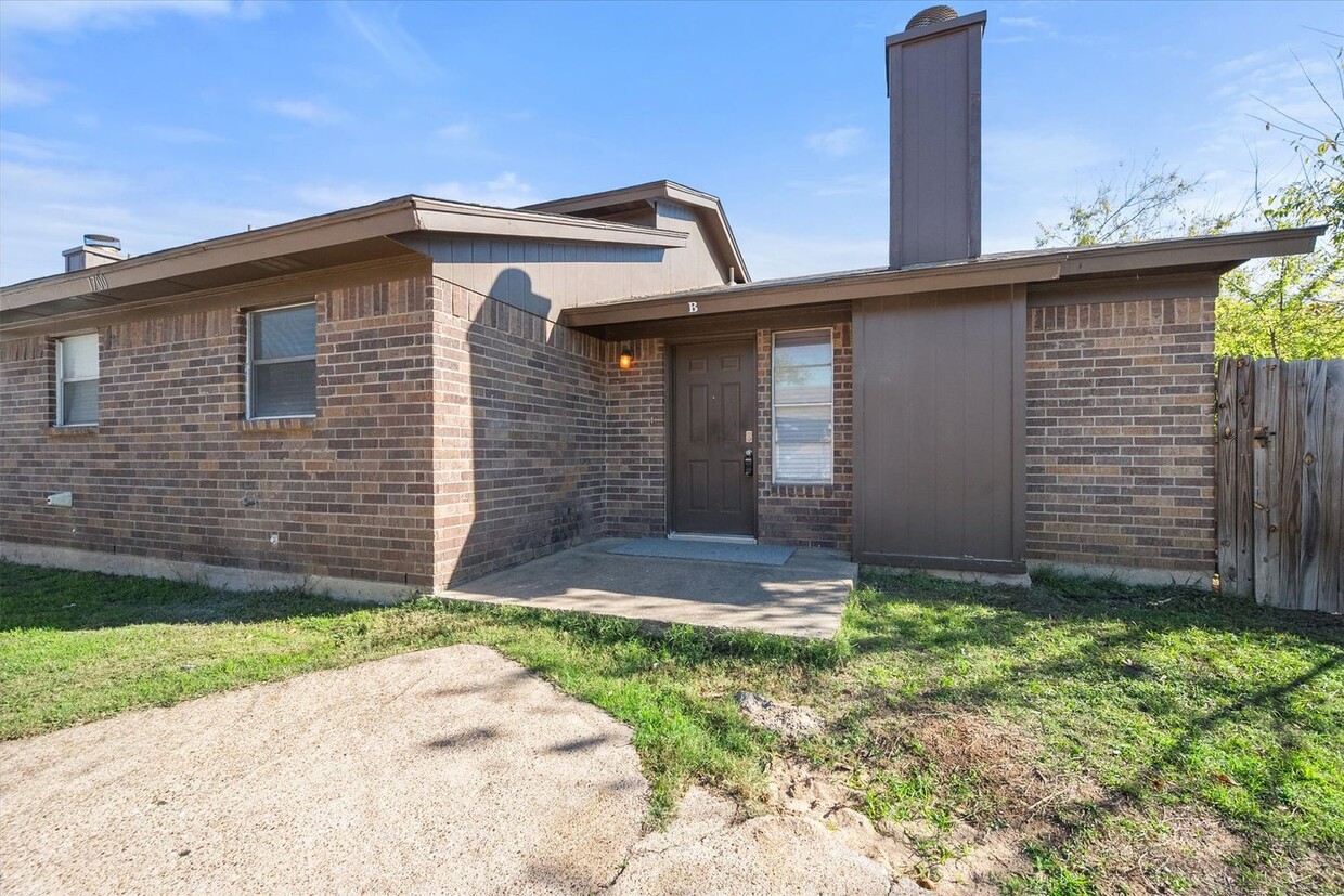 Primary Photo - Arlington 2 Bedroom