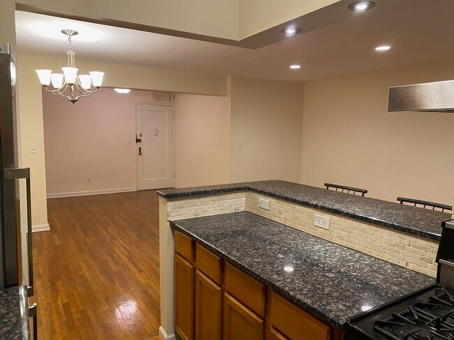 Building Photo - 180 E Hartsdale Ave