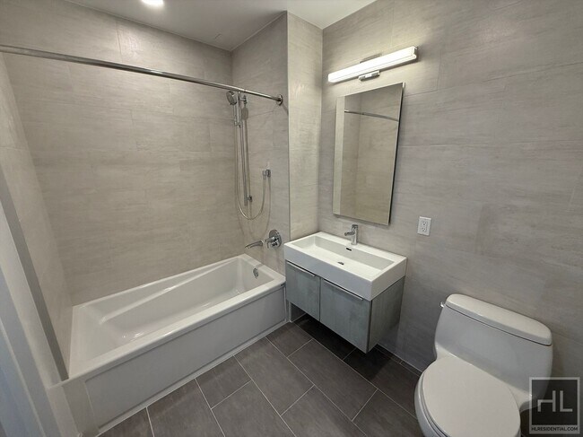 Foto del edificio - Northern Blvd | Flushing | 2BR/1BA w/Private Terrace, W/D & NO Broker's Fees!