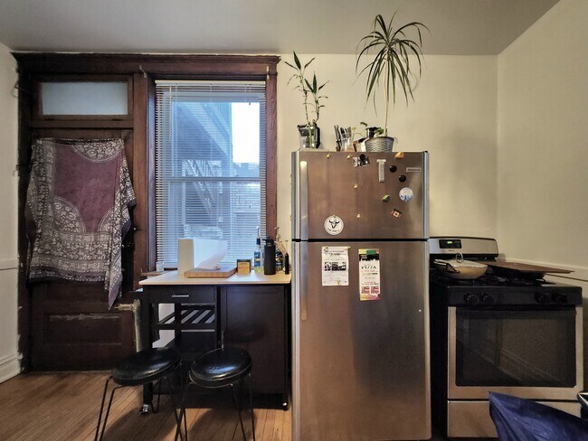 Foto del edificio - Updated 1 bedroom apartment with high ceil...