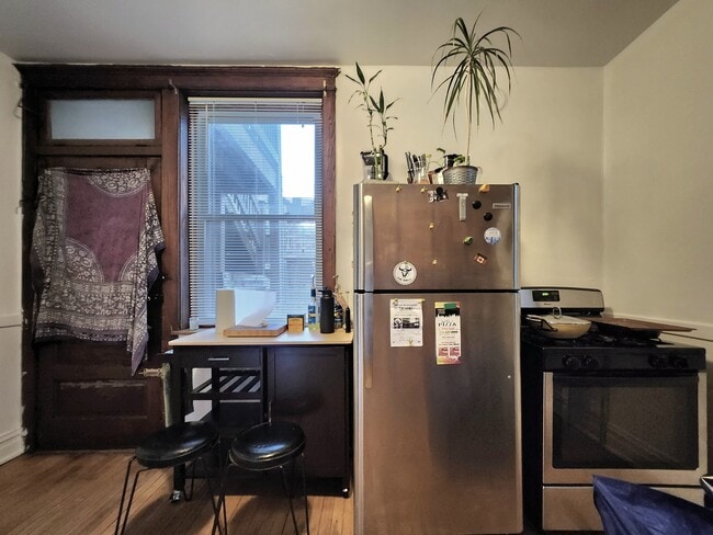 Building Photo - Updated 1 bedroom apartment with high ceil...