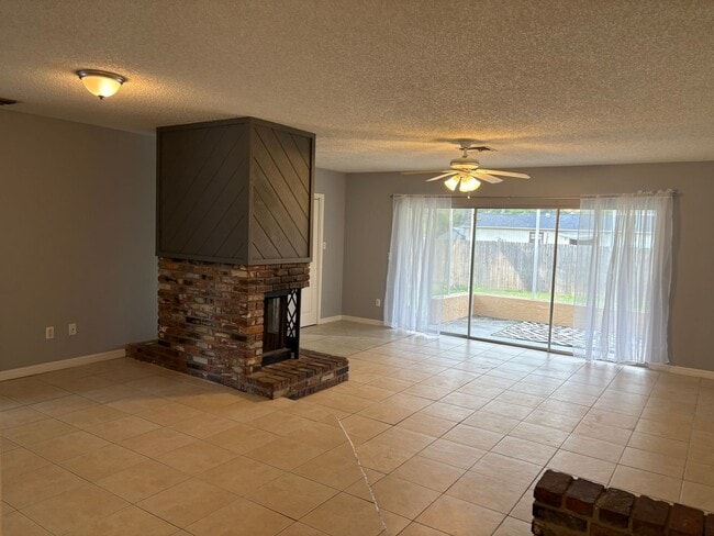 Building Photo - Cozy, Updated, and Move-in Ready 3/2/1