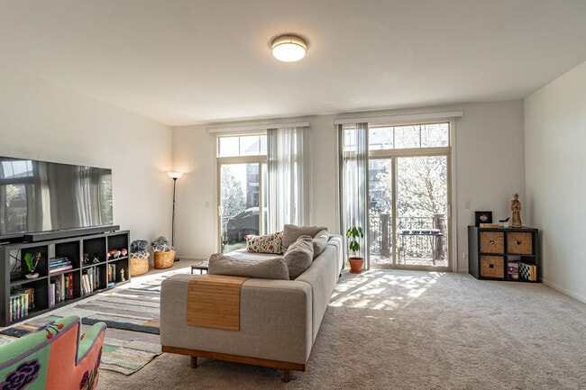 Building Photo - 721 Summit Ln