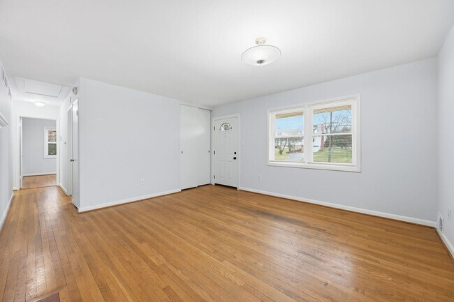 Foto del edificio - Welcome to this charming two-level raised rambler located in Alexandria, VA.