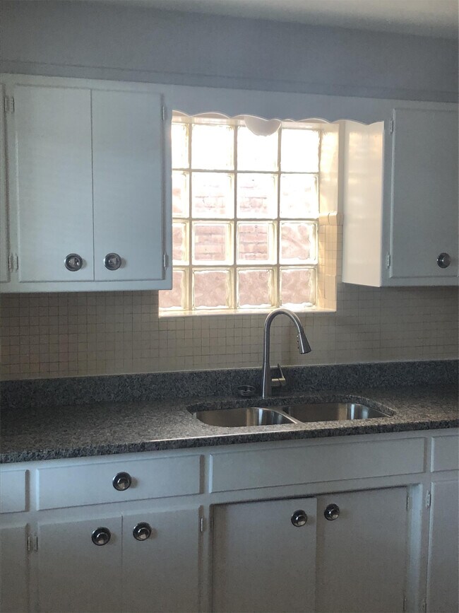 Building Photo - 2843 W 79th St