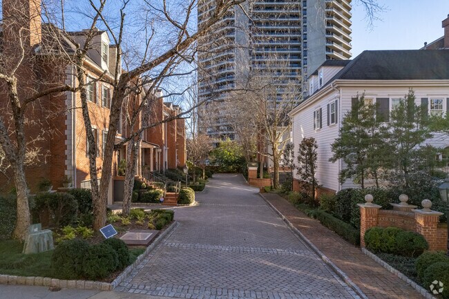 Foto del edificio - 2 W Wesley Rd NW