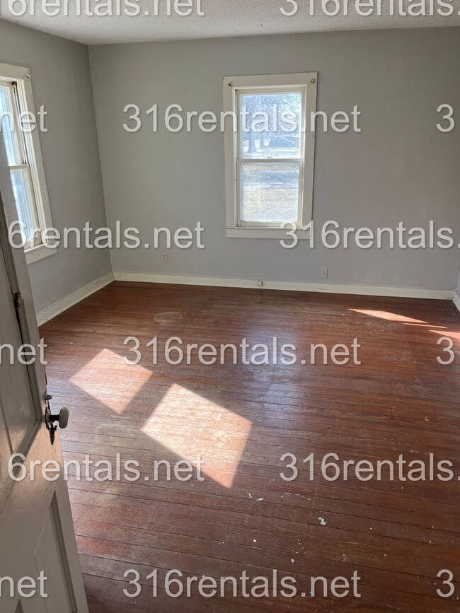 Building Photo - $795 - 2 bed 1 bath - Single Family Home