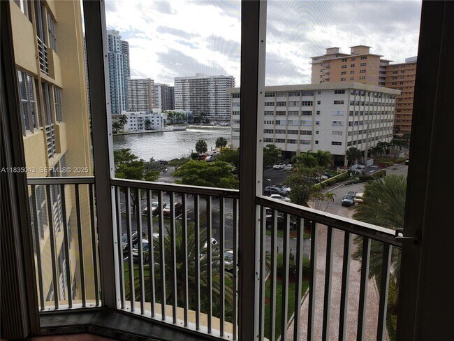 Foto del edificio - 100 Golden Isles Dr