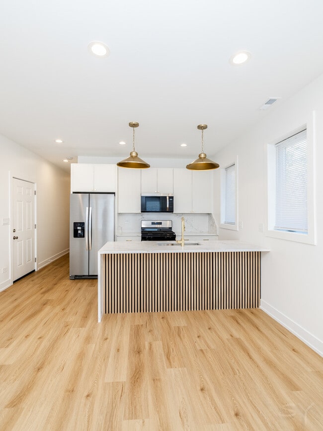 Building Photo - 6048 S Eberhart Ave