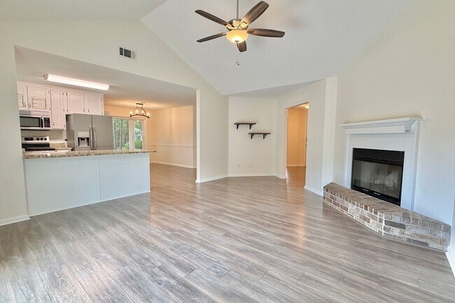 Foto del edificio - AVAILABLE NOW! (Pet Friendly)