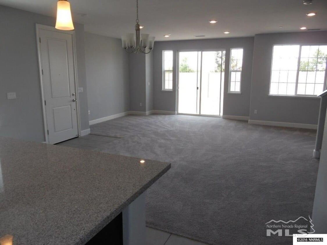 Building Photo - Open Spacious South Reno