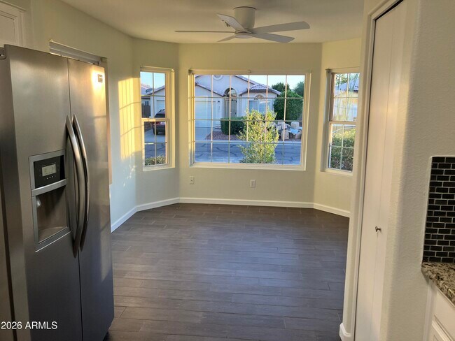 Foto del edificio - 2240 E Aire Libre Ave