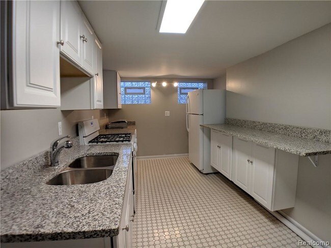 Building Photo - 433 E Kirby St