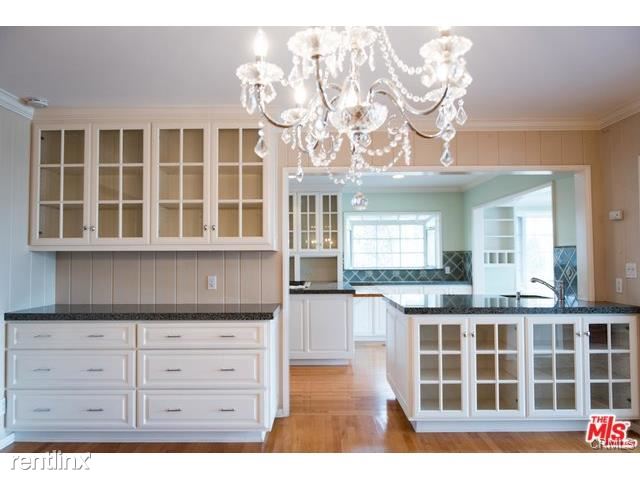 Building Photo - 5030 Del Moreno Dr