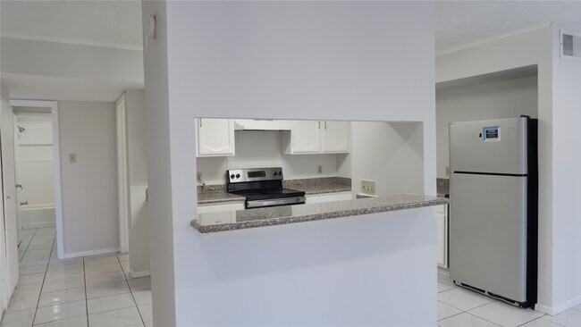 Foto del edificio - 9102 Benthos Dr