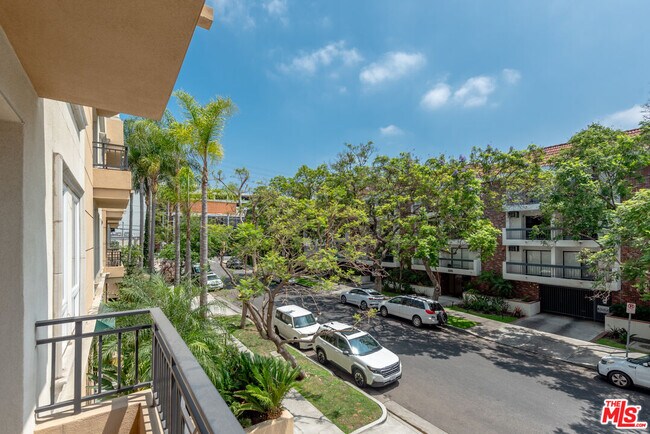 Foto del edificio - 325 S Arnaz Dr