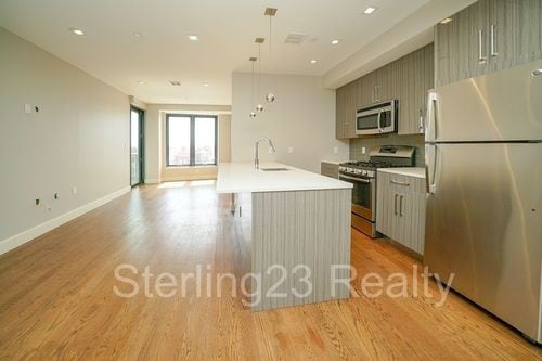 Primary Photo - 27-18 Hoyt Ave S