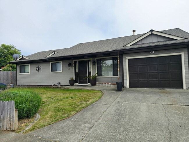 Building Photo - Single Family Home in Mckinleyville!