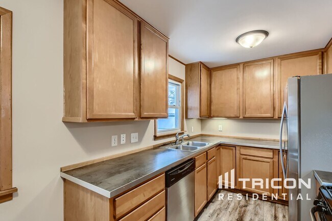 Foto del edificio - 7025 Drew Ave N