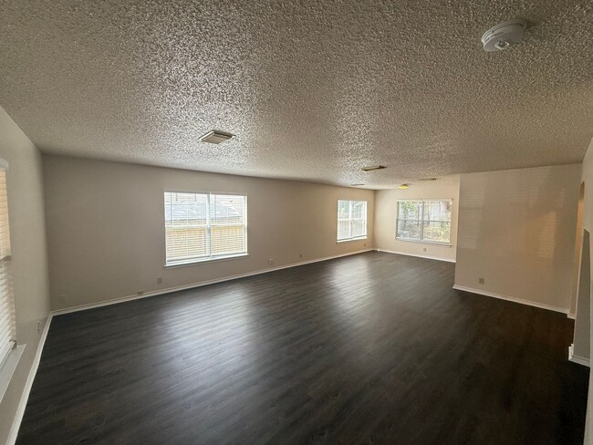 Building Photo - 4bd 2.5ba in Prime Location
