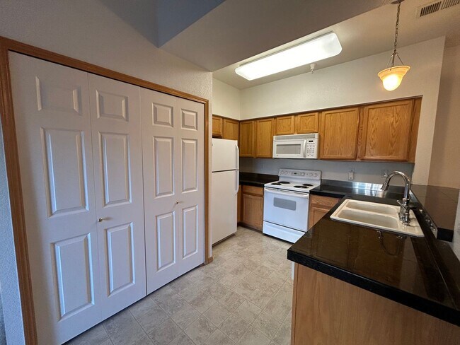 Building Photo - 4245 Boardwalk Dr