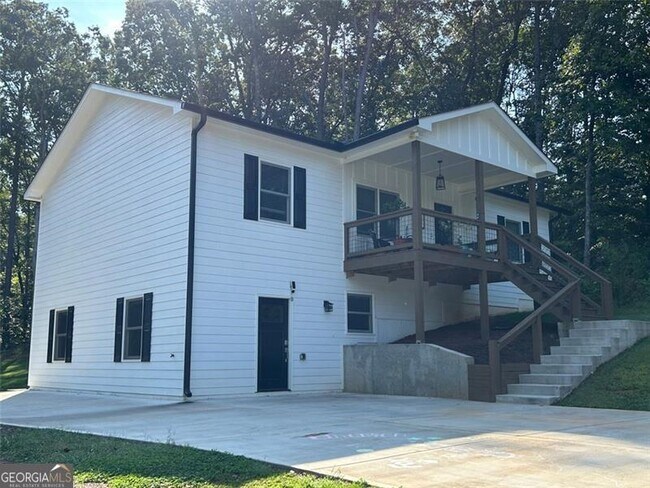 Building Photo - 215 Pinecone Ln