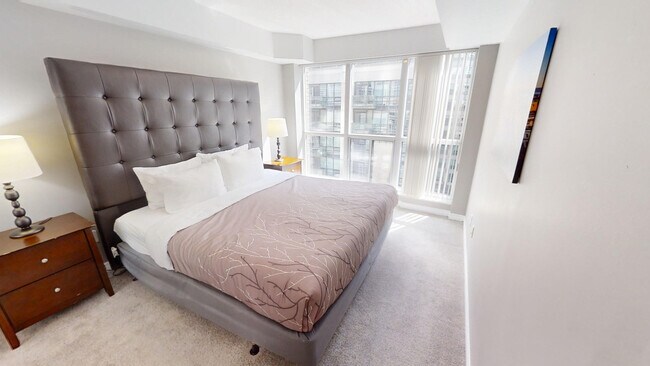 Photo du bâtiment - 270 Wellington St W