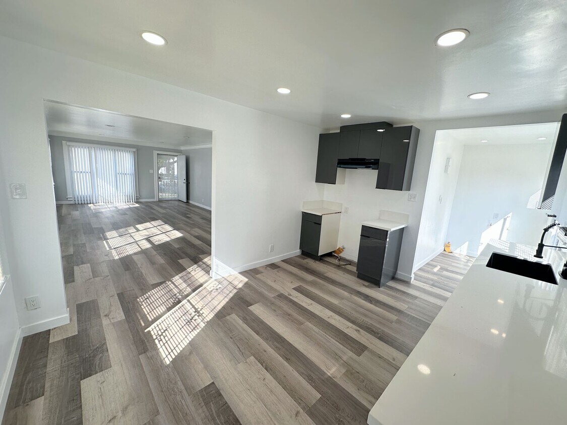 Foto principal - Central to everything! Move In Ready 2bd/1...