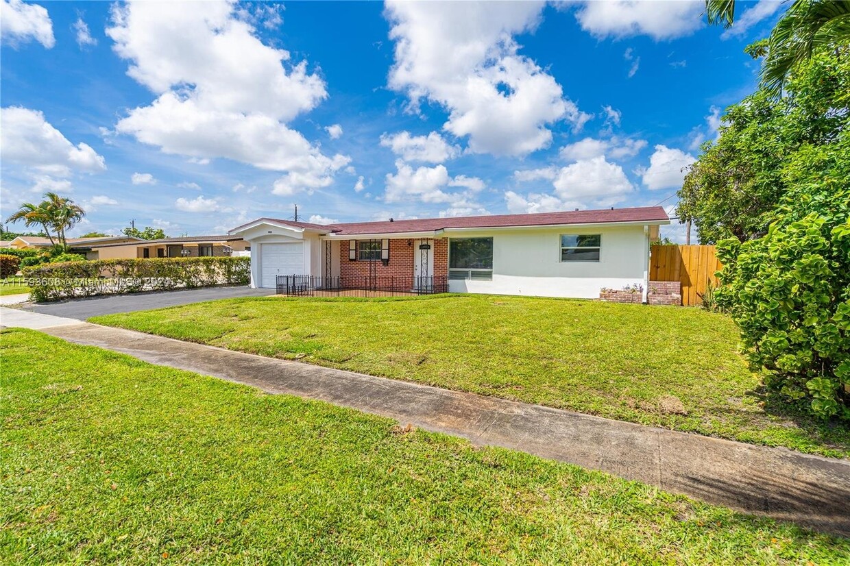 Foto principal - 4921 NW 12th Ct