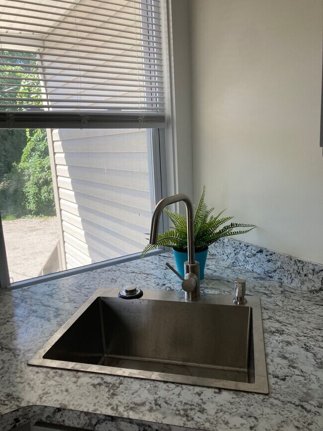 Foto del edificio - 1332 W 93rd St