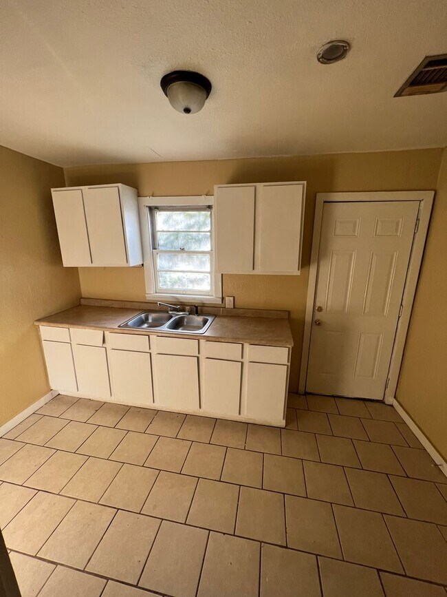 Foto del edificio - 2 bed/1bath