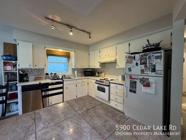 Foto del edificio - 5900 Cedar Lk Rd S