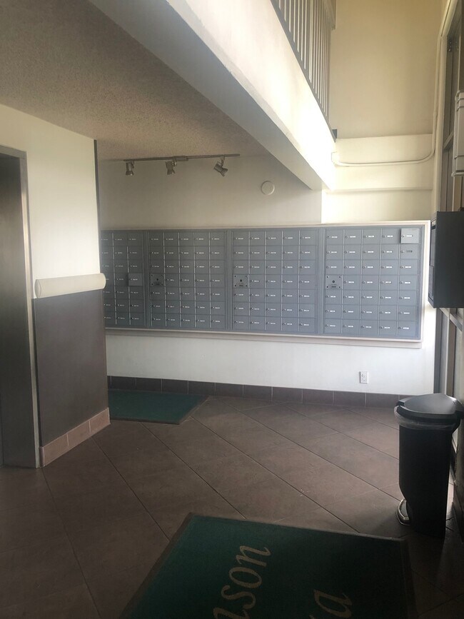 Foto del edificio - Ala Moana Area - Atkinson Plaza-  Renovated 1Bed/ 1Bath/1 Parking with Washer Dryer and enclosed ...