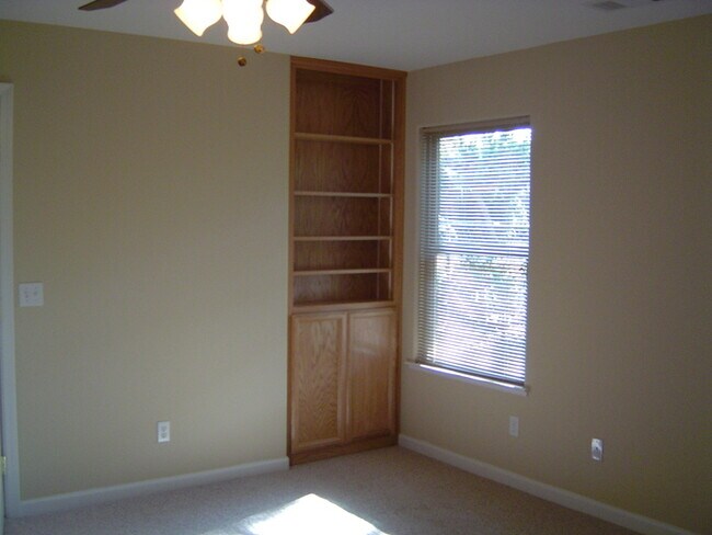 Building Photo - Beautiful and spacious 3/2 Home on Cul De ...