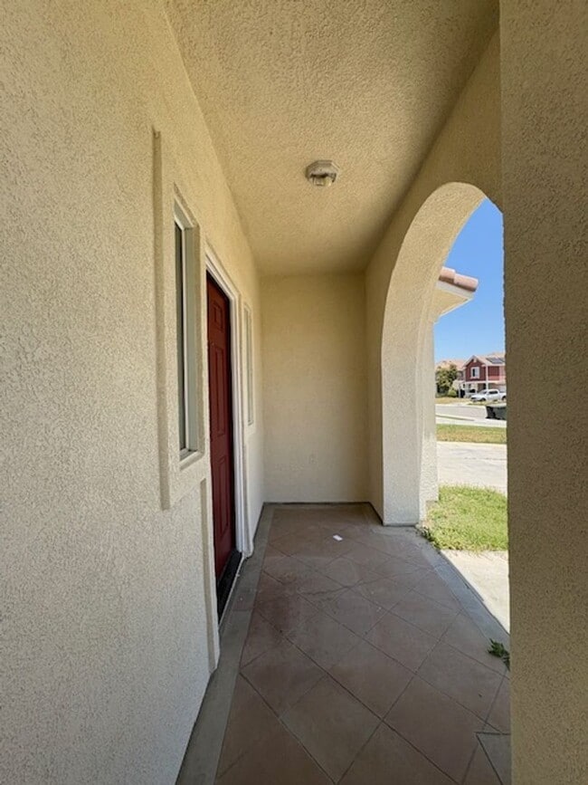 Building Photo - 4 Bedroom with NEW Carpet & Paint
