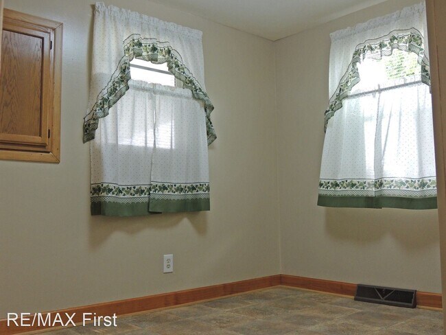 Building Photo - 3 br, 1 bath House - 132 S. Longhollow Rd.