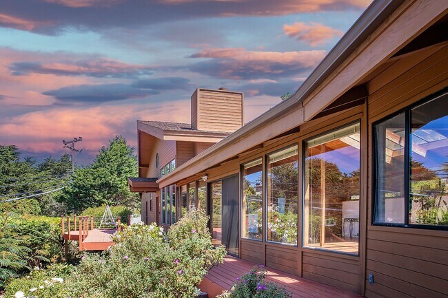 Foto del edificio - Unique Carmel Highlands 2 Bed, 2 Bath + Sunroom & Office