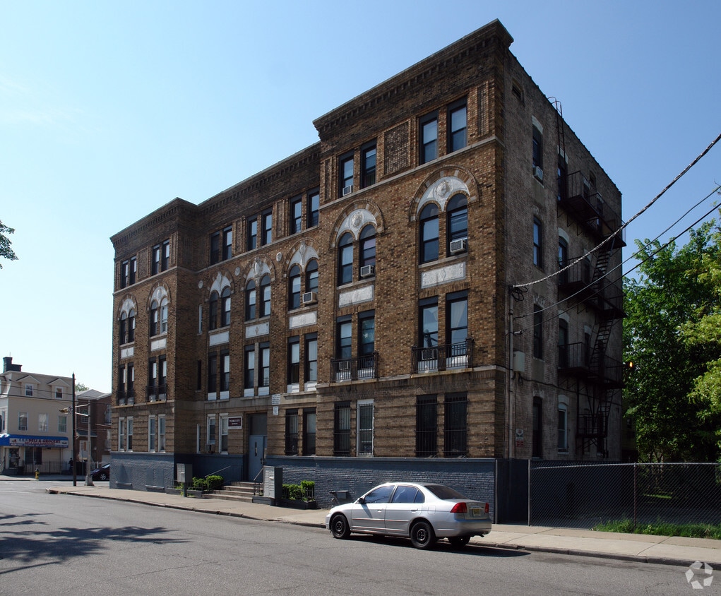 Primary Photo - 68-70 Astor St
