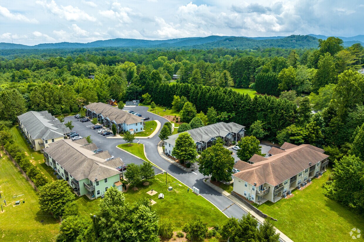 Charleston at the Meadows Rentals in Hendersonville at 21 Charleston