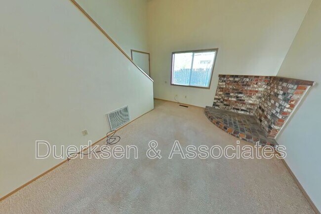 Building Photo - 836 SW Maple Tree Dr