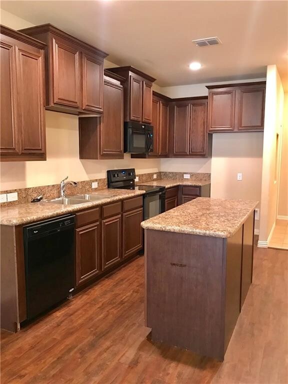 Building Photo - 2204 Abbey Ln