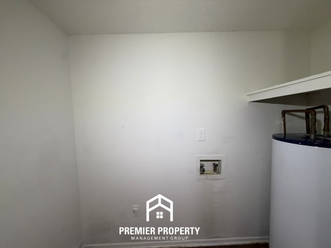 Building Photo - Beautiful 3BR/2BA Bartlett Area Home | Rustic Fireplace, Large Fenced Yard & Garage