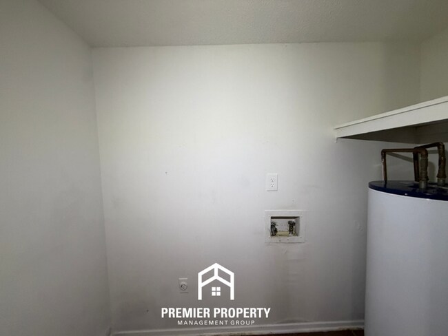 Foto del edificio - Beautiful 3BR/2BA Bartlett Area Home | Rustic Fireplace, Large Fenced Yard & Garage