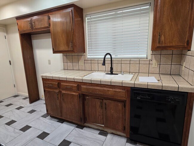 Foto del edificio - 3824 Christmas Tree Ln