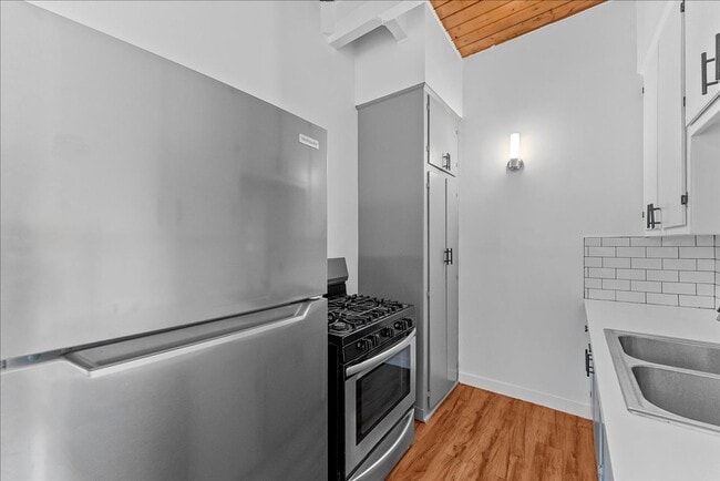 Building Photo - 6114 Cahuenga Blvd