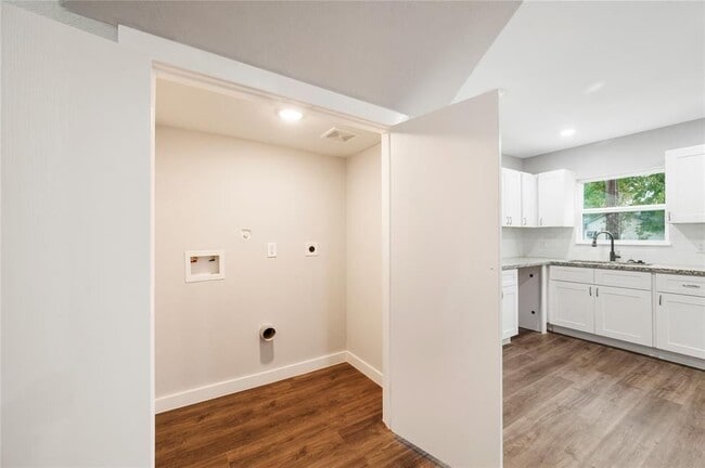 Foto del edificio - 8215 Crestview Dr
